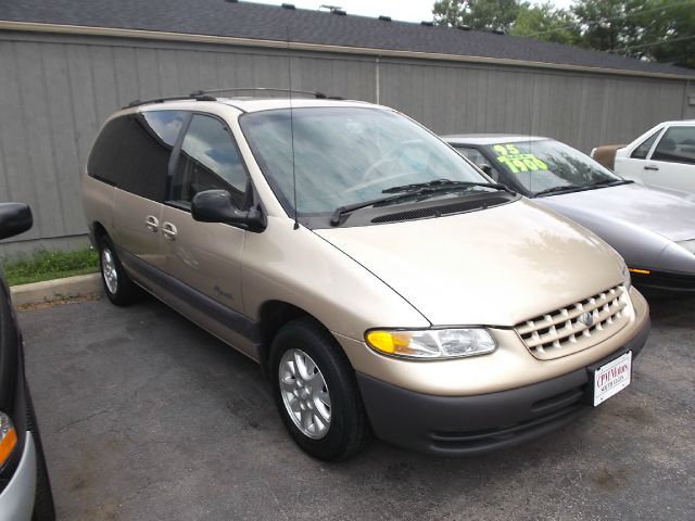 Plymouth Grand Voyager 1999 photo 1