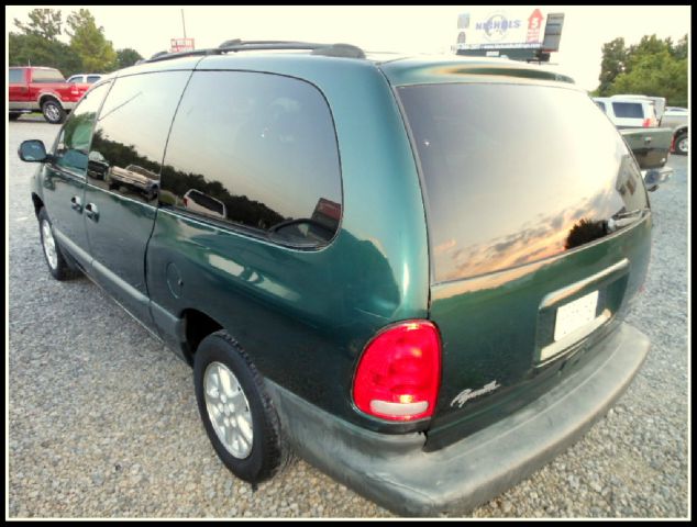 Plymouth Grand Voyager 1999 photo 2