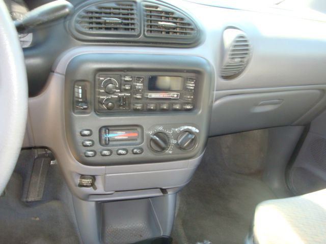 Plymouth Grand Voyager 2000 photo 1