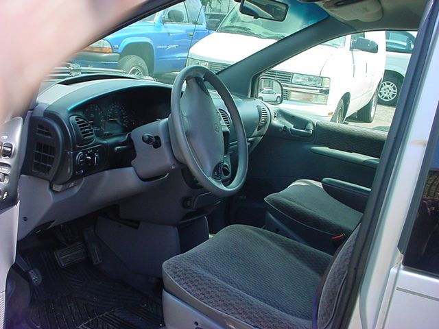 Plymouth Grand Voyager 2000 photo 2