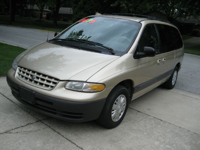 Plymouth Grand Voyager 2000 photo 2