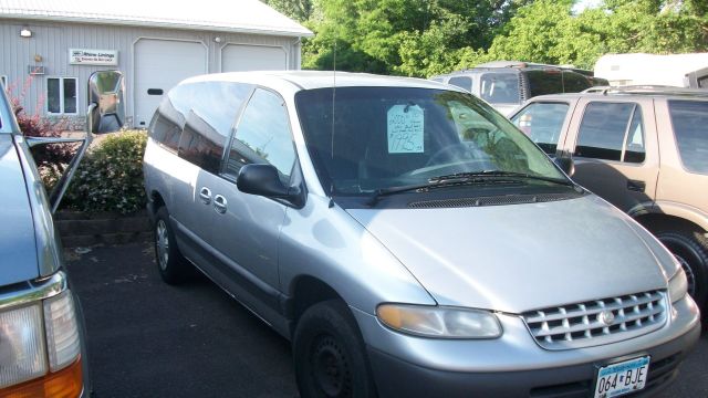Plymouth Grand Voyager 2000 photo 0