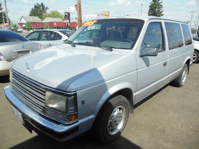 Plymouth Voyager 1988 photo 2