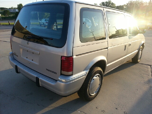 Plymouth Voyager 1991 photo 0