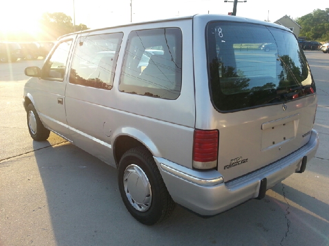 Plymouth Voyager 1991 photo 2