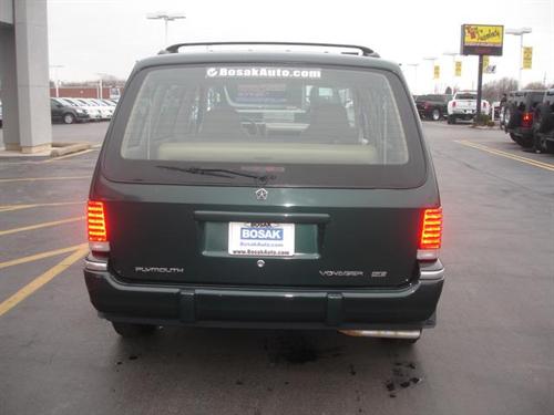 Plymouth Voyager 1992 photo 2