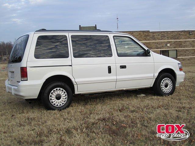 Plymouth Voyager 1995 photo 2