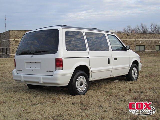 Plymouth Voyager 1995 photo 3