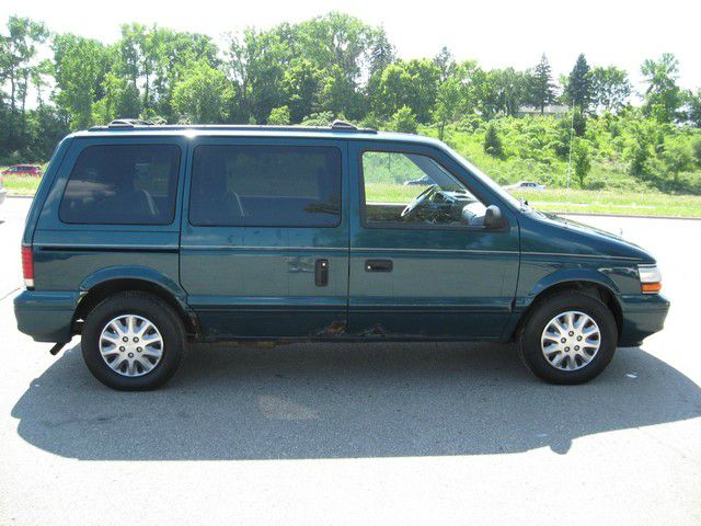 Plymouth Voyager 1995 photo 1