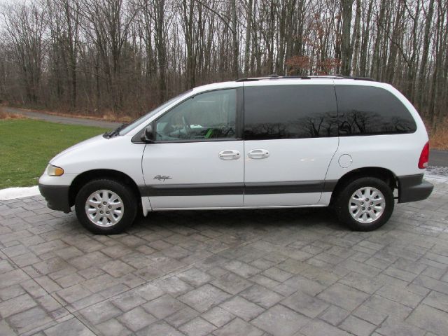 Plymouth Voyager 1996 photo 1