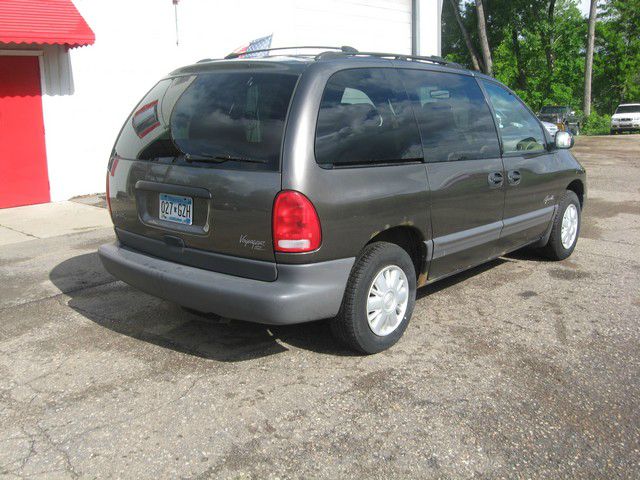 Plymouth Voyager 1997 photo 10