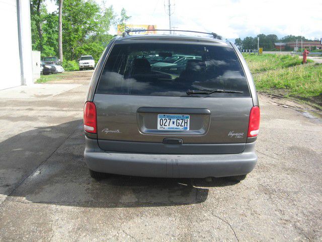Plymouth Voyager 1997 photo 2