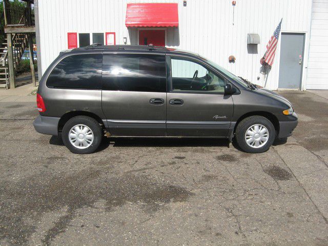 Plymouth Voyager 1997 photo 3