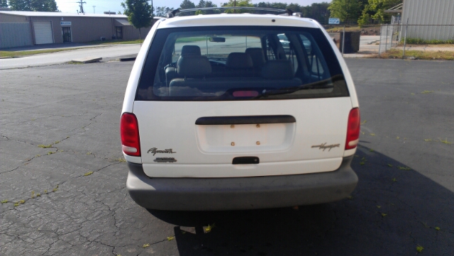 Plymouth Voyager 1997 photo 2