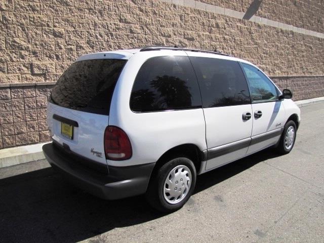 Plymouth Voyager 1998 photo 2