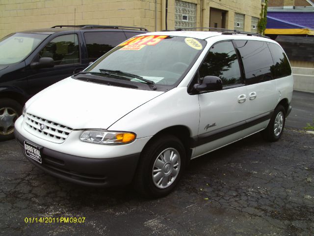 Plymouth Voyager 1999 photo 2