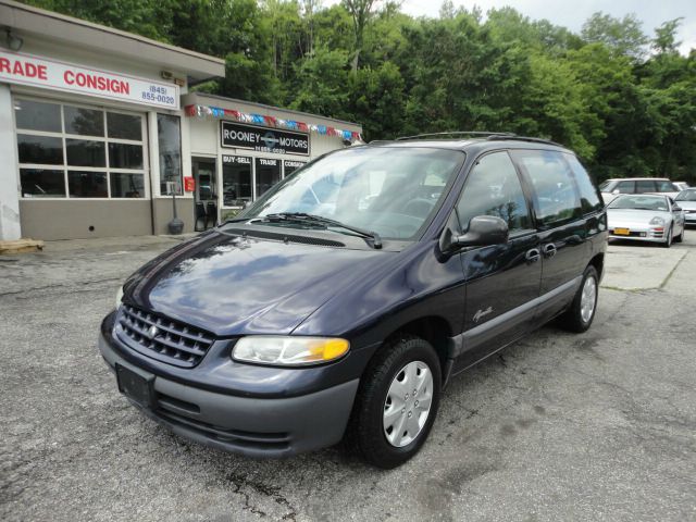 Plymouth Voyager 1999 photo 1