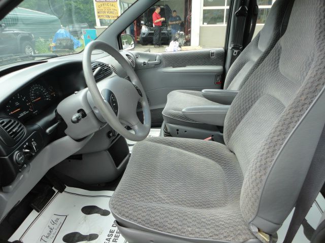 Plymouth Voyager 1999 photo 4