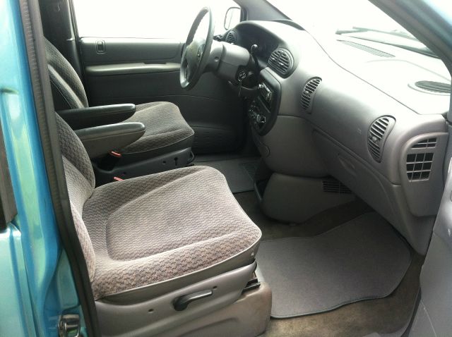 Plymouth Voyager 1999 photo 3