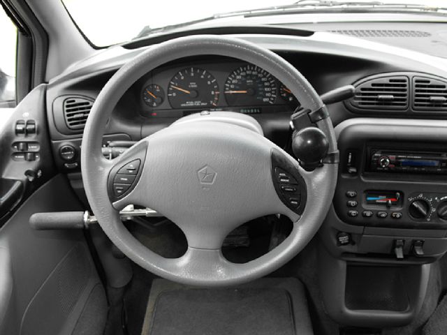 Plymouth Voyager 1999 photo 1