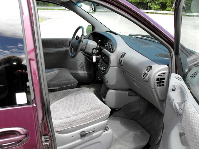 Plymouth Voyager 1999 photo 5