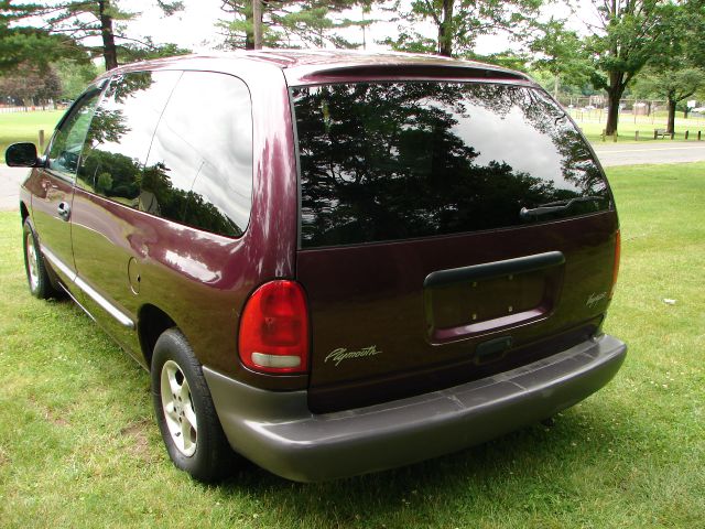 Plymouth Voyager 1999 photo 1