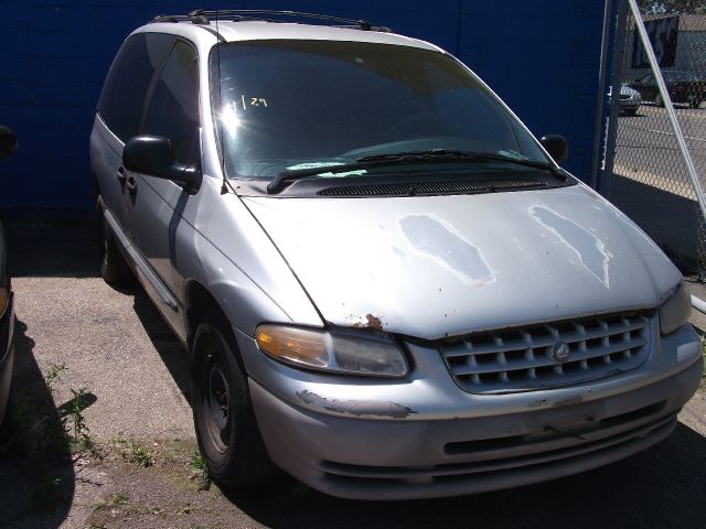 Plymouth Voyager 2000 photo 1