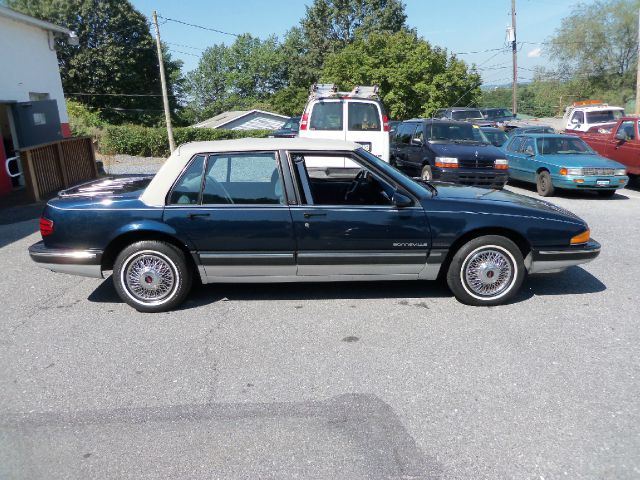 Pontiac Bonneville 1989 photo 2