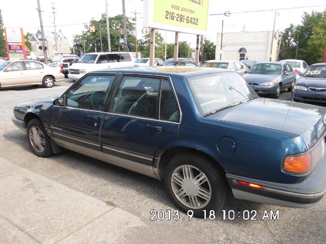 Pontiac Bonneville 1991 photo 2