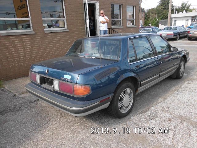 Pontiac Bonneville 1991 photo 3