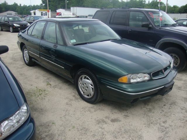 Pontiac Bonneville SE Sedan