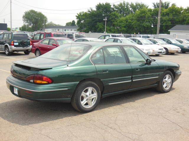 Pontiac Bonneville SE Sedan