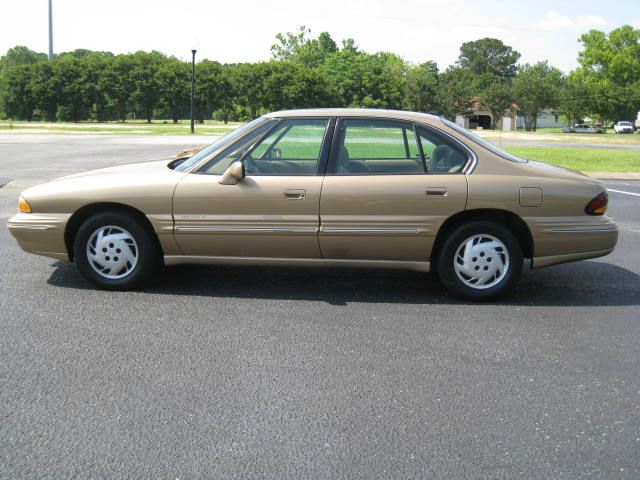 Pontiac Bonneville SE Sedan