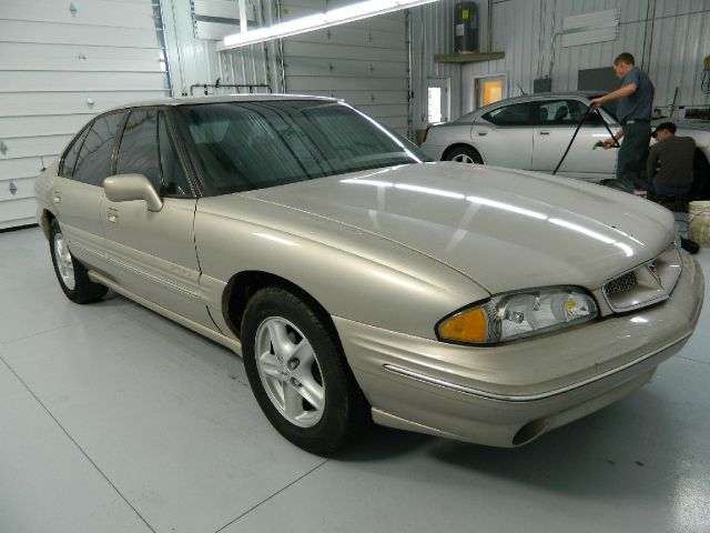 Pontiac Bonneville SE Sedan