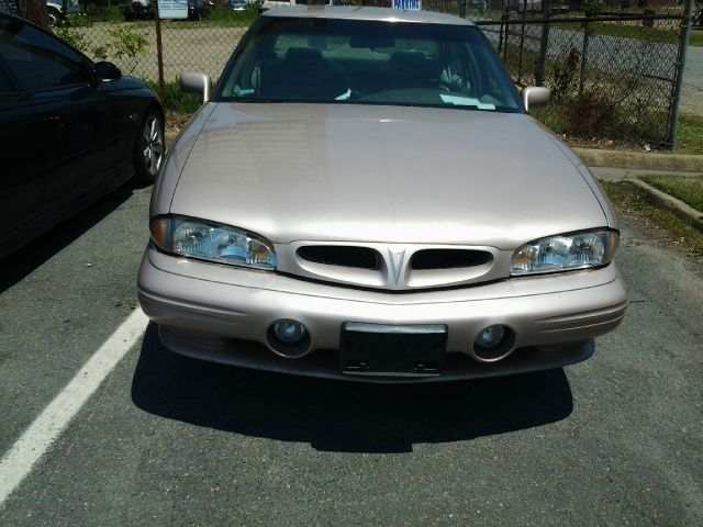 Pontiac Bonneville SE Sedan