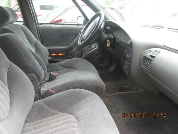 Pontiac Bonneville 1999 photo 3