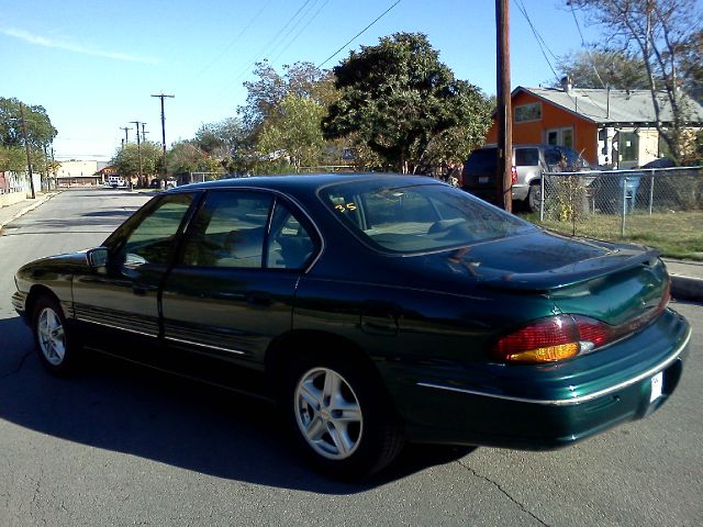 Pontiac Bonneville SE Sedan