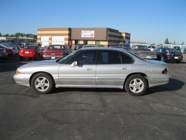 Pontiac Bonneville SE Sedan