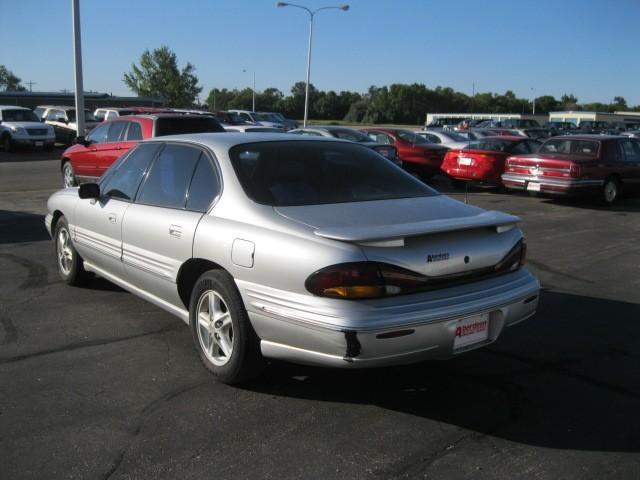 Pontiac Bonneville 1999 photo 2