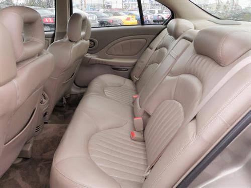 Pontiac Bonneville 2000 photo 2