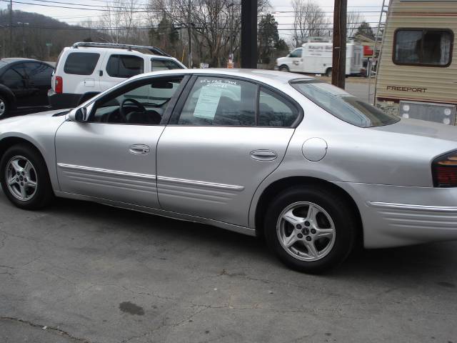 Pontiac Bonneville SE Sedan