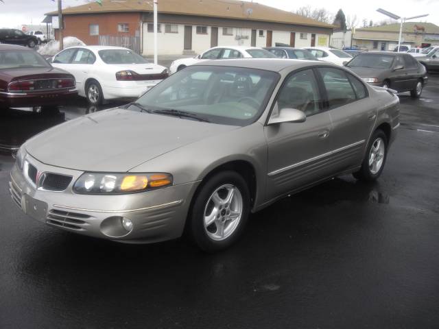 Pontiac Bonneville SE Sedan