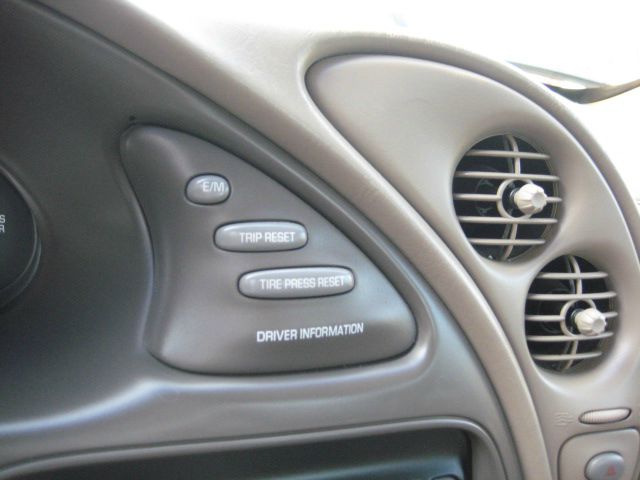 Pontiac Bonneville 2001 photo 22