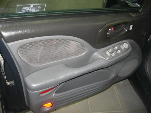 Pontiac Bonneville 2001 photo 3