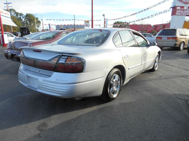 Pontiac Bonneville SE Sedan