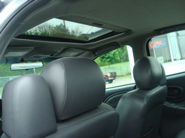 Pontiac Bonneville 2005 photo 2