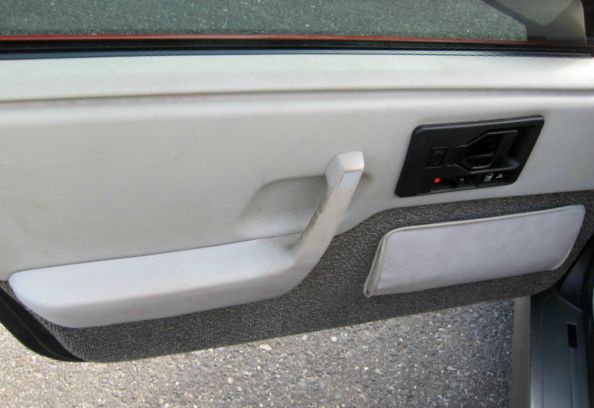 Pontiac Fiero 1985 photo 2