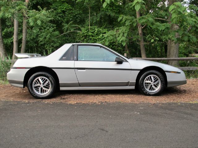 Pontiac Fiero 1985 photo 101