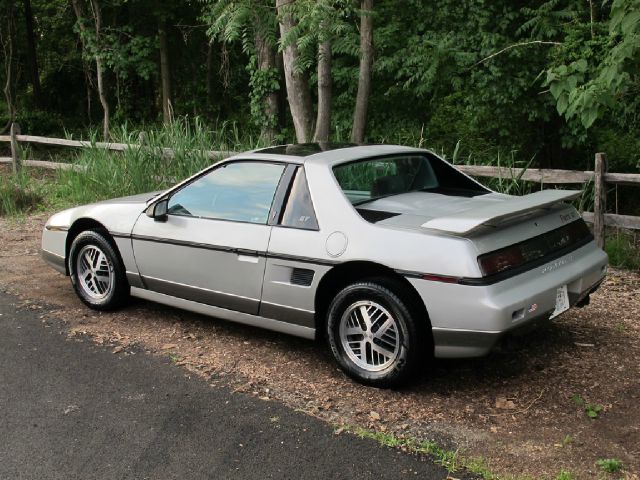Pontiac Fiero 1985 photo 109