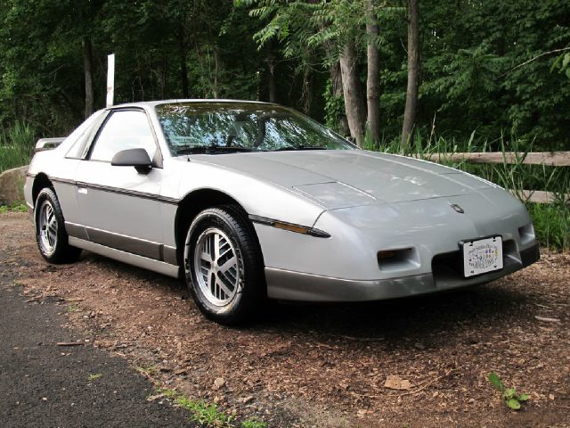 Pontiac Fiero 1985 photo 2